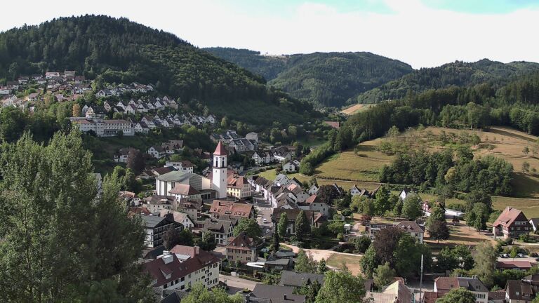Dieses Bild zeigt eine Webcam-Aufnahme von Ottenhöfen, aufgenommen am Freitag, den 17.07.2026 um 09:00 Uhr