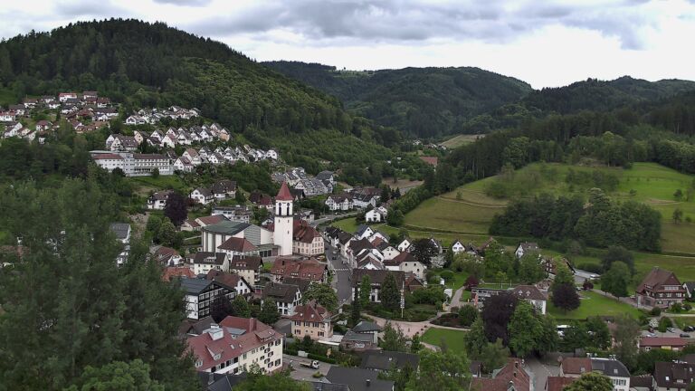 Dieses Bild zeigt eine Webcam-Aufnahme von Ottenhöfen, aufgenommen am Donnerstag, den 11.06.2026 um 17:40 Uhr