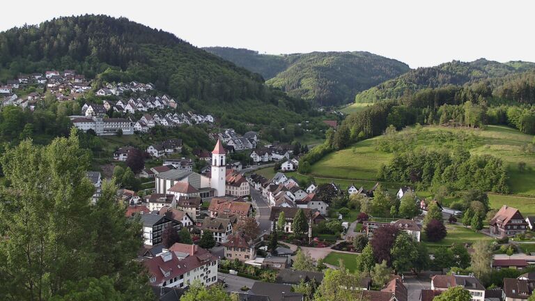 Dieses Bild zeigt eine Webcam-Aufnahme von Ottenhöfen, aufgenommen am Sonntag, den 17.05.2026 um 07:00 Uhr