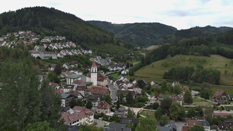 Dieses Bild zeigt eine Webcam-Aufnahme von Ottenhöfen, aufgenommen am Sonntag, den 13.09.2026 um 17:00 Uhr