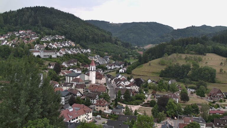 Dieses Bild zeigt eine Webcam-Aufnahme von Ottenhöfen, aufgenommen am Montag, den 03.08.2026 um 08:20 Uhr