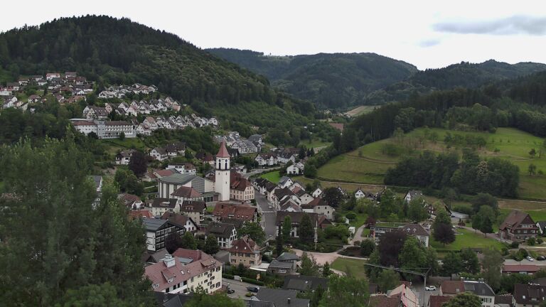 Dieses Bild zeigt eine Webcam-Aufnahme von Ottenhöfen, aufgenommen am Montag, den 29.06.2026 um 13:30 Uhr