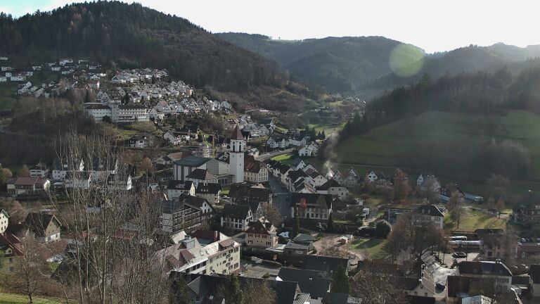 Dieses Bild zeigt eine Webcam-Aufnahme von Ottenhöfen, aufgenommen am Donnerstag, den 18.12.2025 um 13:30 Uhr