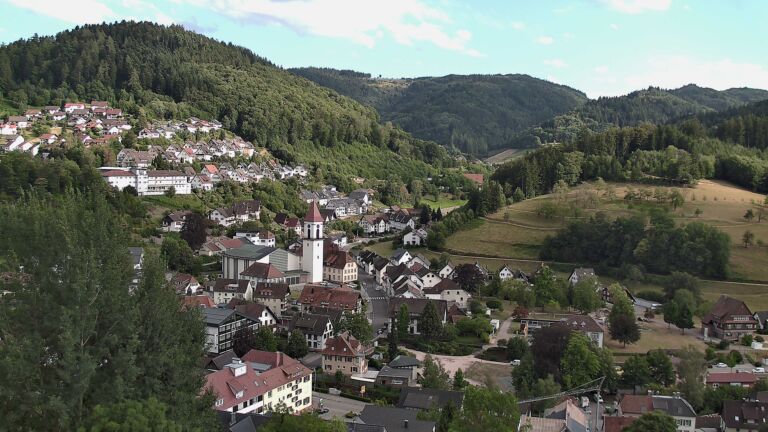 Dieses Bild zeigt eine Webcam-Aufnahme von Ottenhöfen, aufgenommen am Montag, den 27.07.2026 um 18:30 Uhr