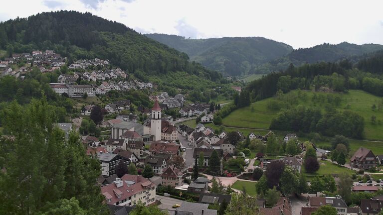 Dieses Bild zeigt eine Webcam-Aufnahme von Ottenhöfen, aufgenommen am Sonntag, den 10.05.2026 um 13:00 Uhr