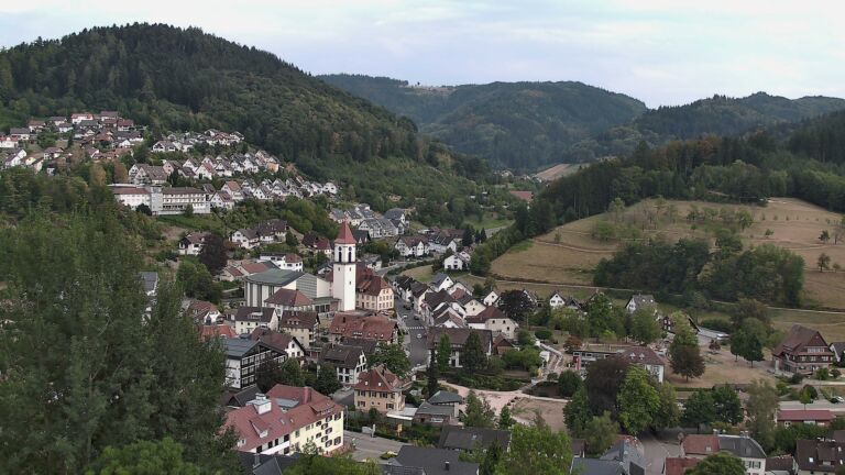 Dieses Bild zeigt eine Webcam-Aufnahme von Ottenhöfen, aufgenommen am Sonntag, den 16.08.2026 um 19:10 Uhr