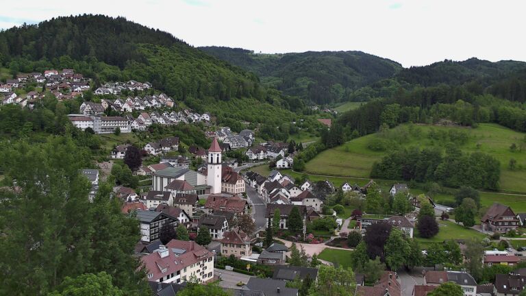 Dieses Bild zeigt eine Webcam-Aufnahme von Ottenhöfen, aufgenommen am Dienstag, den 19.05.2026 um 19:30 Uhr