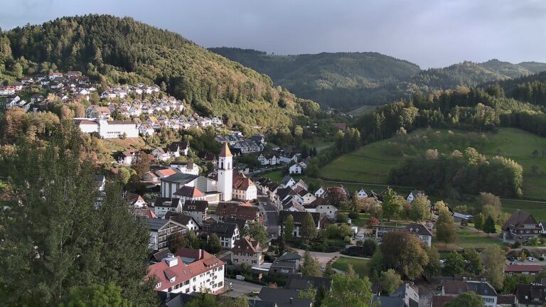Dieses Bild zeigt eine Webcam-Aufnahme von Ottenhöfen, aufgenommen am Sonntag, den 11.10.2026 um 17:30 Uhr