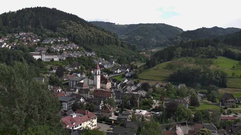 Dieses Bild zeigt eine Webcam-Aufnahme von Ottenhöfen, aufgenommen am Sonntag, den 21.06.2026 um 17:00 Uhr