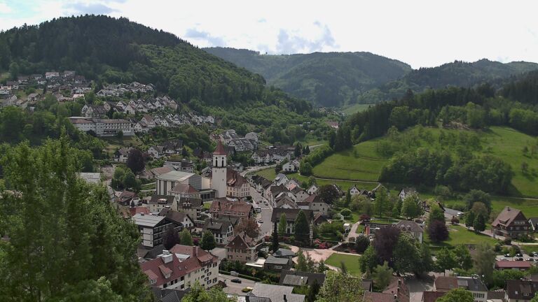 Dieses Bild zeigt eine Webcam-Aufnahme von Ottenhöfen, aufgenommen am Sonntag, den 10.05.2026 um 12:00 Uhr