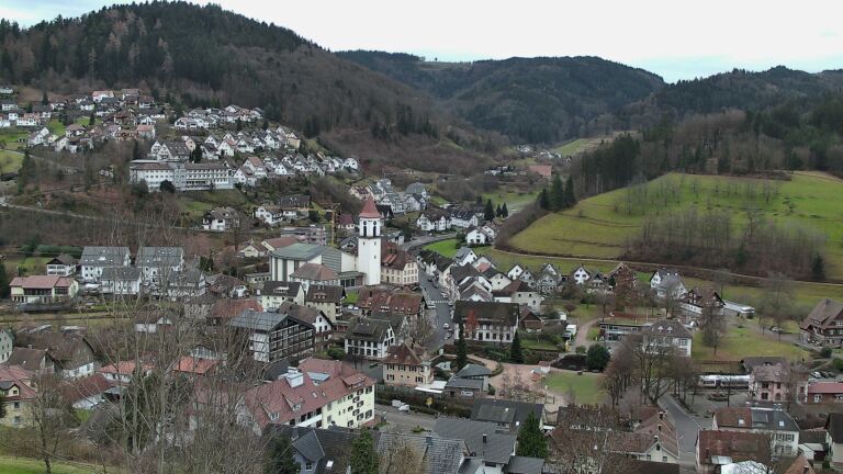 Dieses Bild zeigt eine Webcam-Aufnahme von Ottenhöfen, aufgenommen am Freitag, den 19.12.2025 um 12:00 Uhr