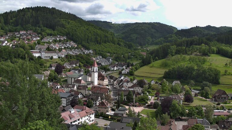 Dieses Bild zeigt eine Webcam-Aufnahme von Ottenhöfen, aufgenommen am Donnerstag, den 21.05.2026 um 16:10 Uhr