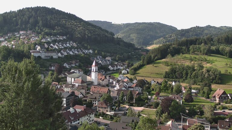 Dieses Bild zeigt eine Webcam-Aufnahme von Ottenhöfen, aufgenommen am Freitag, den 26.06.2026 um 08:10 Uhr