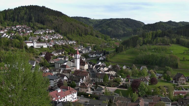 Dieses Bild zeigt eine Webcam-Aufnahme von Ottenhöfen, aufgenommen am Montag, den 27.04.2026 um 18:30 Uhr