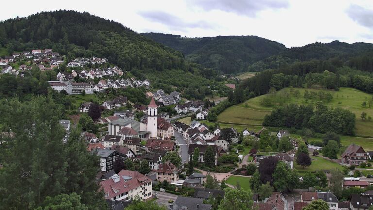 Dieses Bild zeigt eine Webcam-Aufnahme von Ottenhöfen, aufgenommen am Donnerstag, den 04.06.2026 um 19:50 Uhr