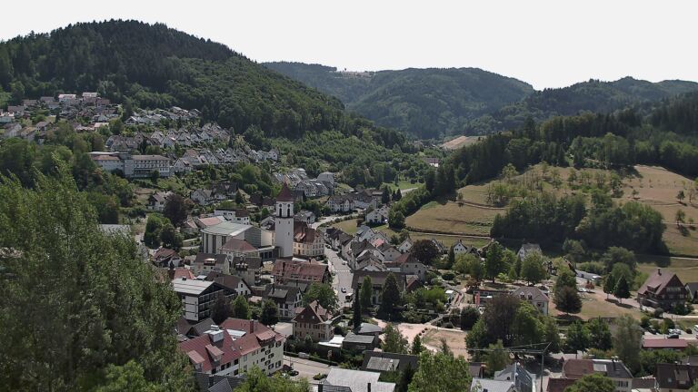 Dieses Bild zeigt eine Webcam-Aufnahme von Ottenhöfen, aufgenommen am Montag, den 10.08.2026 um 12:50 Uhr