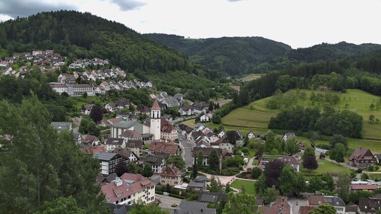Dieses Bild zeigt eine Webcam-Aufnahme von Ottenhöfen, aufgenommen am Donnerstag, den 04.06.2026 um 14:00 Uhr