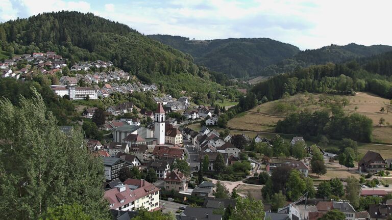 Dieses Bild zeigt eine Webcam-Aufnahme von Ottenhöfen, aufgenommen am Montag, den 10.08.2026 um 17:00 Uhr