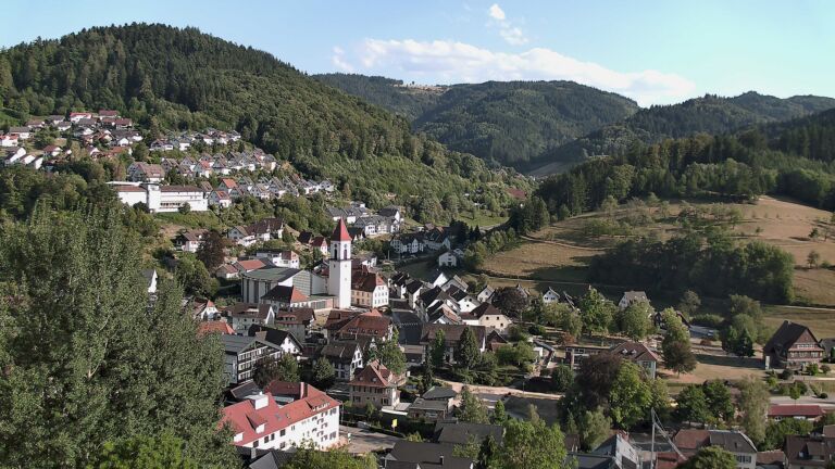 Dieses Bild zeigt eine Webcam-Aufnahme von Ottenhöfen, aufgenommen am Dienstag, den 11.08.2026 um 18:20 Uhr