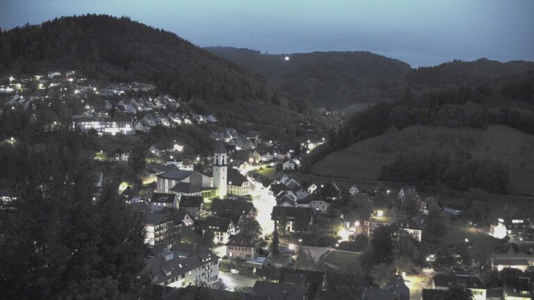 Dieses Bild zeigt eine Webcam-Aufnahme von Ottenhöfen, aufgenommen am Dienstag, den 13.10.2026 um 19:10 Uhr