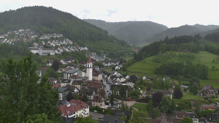 Dieses Bild zeigt eine Webcam-Aufnahme von Ottenhöfen, aufgenommen am Freitag, den 15.05.2026 um 17:10 Uhr
