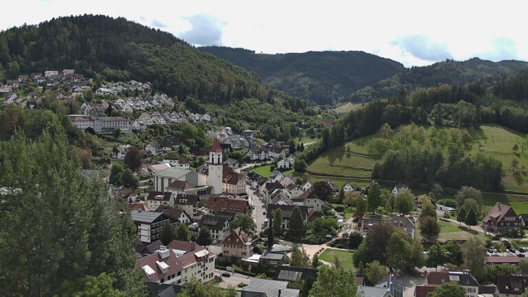 Dieses Bild zeigt eine Webcam-Aufnahme von Ottenhöfen, aufgenommen am Donnerstag, den 17.09.2026 um 13:00 Uhr