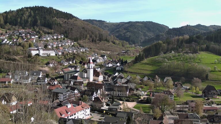 Dieses Bild zeigt eine Webcam-Aufnahme von Ottenhöfen, aufgenommen am Donnerstag, den 09.04.2026 um 17:10 Uhr