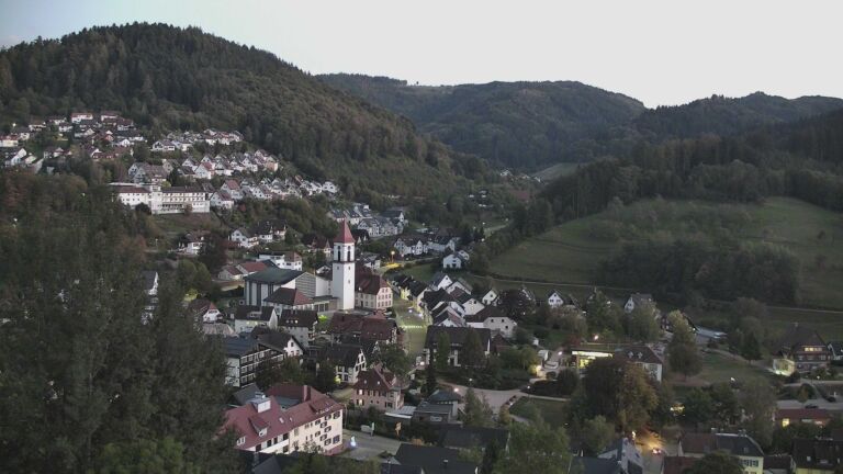 Dieses Bild zeigt eine Webcam-Aufnahme von Ottenhöfen, aufgenommen am Montag, den 05.10.2026 um 19:20 Uhr