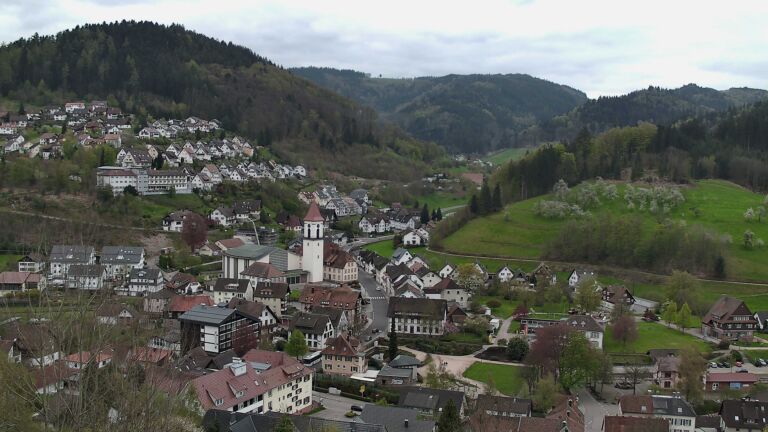 Dieses Bild zeigt eine Webcam-Aufnahme von Ottenhöfen, aufgenommen am Mittwoch, den 15.04.2026 um 13:10 Uhr