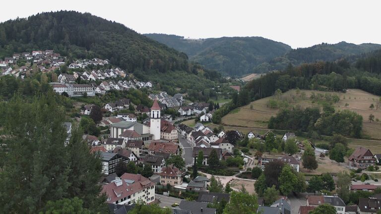 Dieses Bild zeigt eine Webcam-Aufnahme von Ottenhöfen, aufgenommen am Sonntag, den 16.08.2026 um 08:00 Uhr