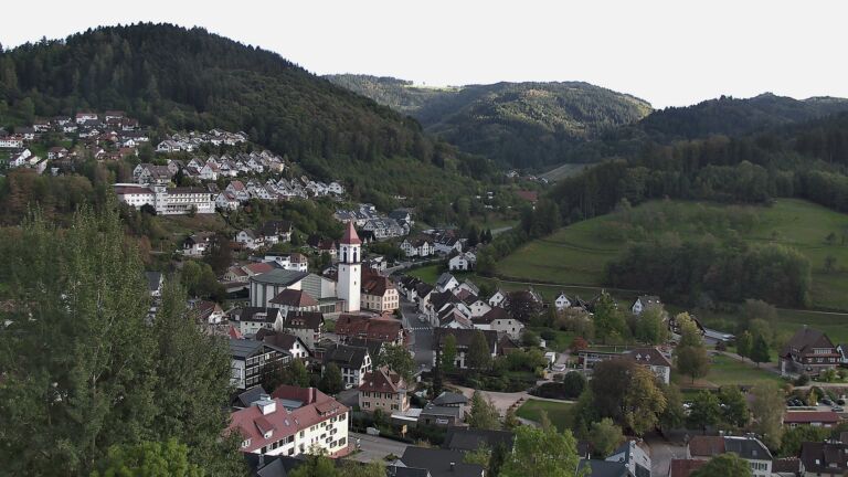 Dieses Bild zeigt eine Webcam-Aufnahme von Ottenhöfen, aufgenommen am Samstag, den 10.10.2026 um 17:10 Uhr