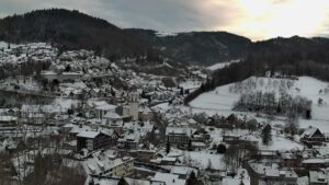 Dieses Bild zeigt eine Webcam-Aufnahme von Ottenhöfen, aufgenommen am Mittwoch, den 07.01.2026 um 16:00 Uhr