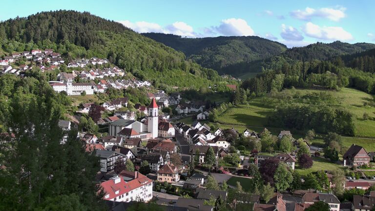 Dieses Bild zeigt eine Webcam-Aufnahme von Ottenhöfen, aufgenommen am Dienstag, den 12.05.2026 um 19:20 Uhr