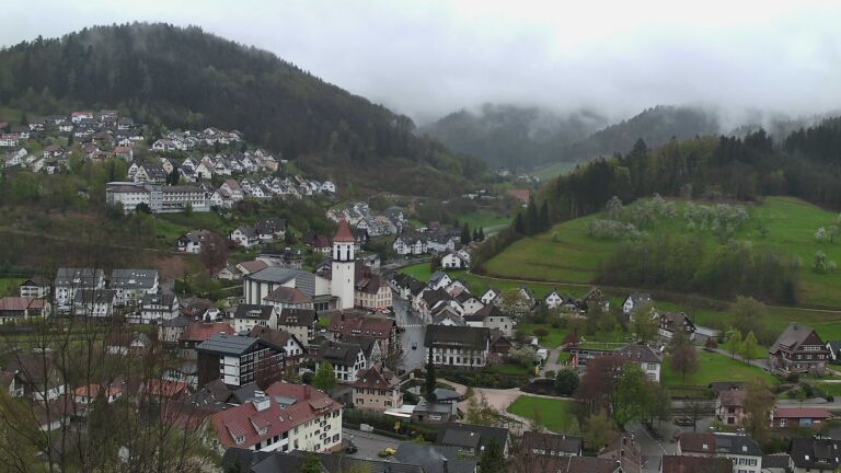 Dieses Bild zeigt eine Webcam-Aufnahme von Ottenhöfen, aufgenommen am Sonntag, den 12.04.2026 um 18:10 Uhr