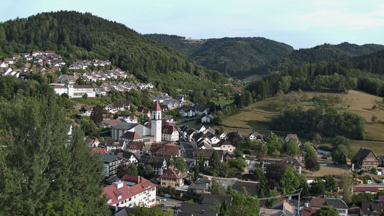Dieses Bild zeigt eine Webcam-Aufnahme von Ottenhöfen, aufgenommen am Samstag, den 25.07.2026 um 19:00 Uhr