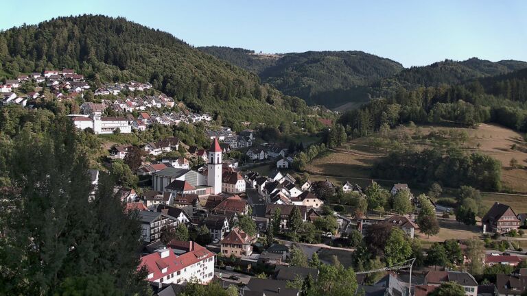 Dieses Bild zeigt eine Webcam-Aufnahme von Ottenhöfen, aufgenommen am Sonntag, den 09.08.2026 um 19:10 Uhr