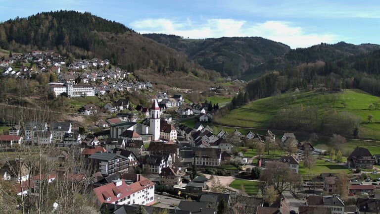 Dieses Bild zeigt eine Webcam-Aufnahme von Ottenhöfen, aufgenommen am Montag, den 06.04.2026 um 17:10 Uhr