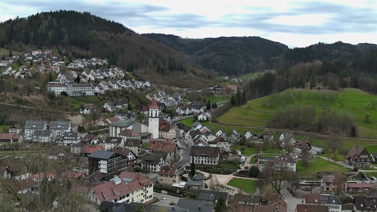 Dieses Bild zeigt eine Webcam-Aufnahme von Ottenhöfen, aufgenommen am Sonntag, den 05.04.2026 um 15:00 Uhr