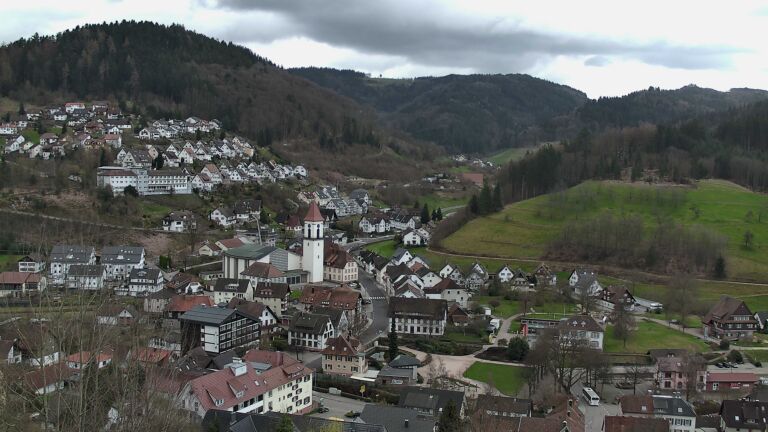 Dieses Bild zeigt eine Webcam-Aufnahme von Ottenhöfen, aufgenommen am Dienstag, den 17.03.2026 um 13:10 Uhr