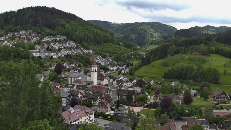 Dieses Bild zeigt eine Webcam-Aufnahme von Ottenhöfen, aufgenommen am Dienstag, den 12.05.2026 um 16:10 Uhr