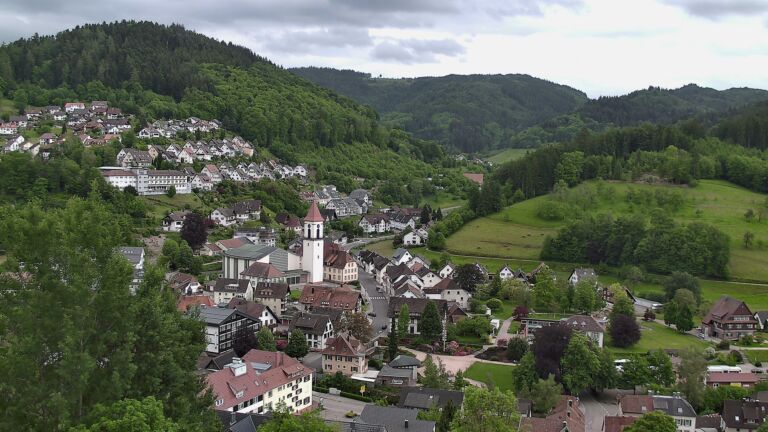 Dieses Bild zeigt eine Webcam-Aufnahme von Ottenhöfen, aufgenommen am Mittwoch, den 20.05.2026 um 17:10 Uhr