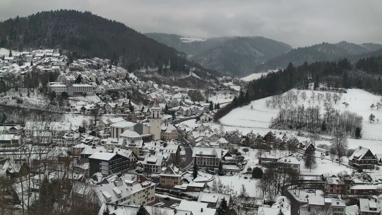 Dieses Bild zeigt eine Webcam-Aufnahme von Ottenhöfen, aufgenommen am Dienstag, den 06.01.2026 um 13:40 Uhr