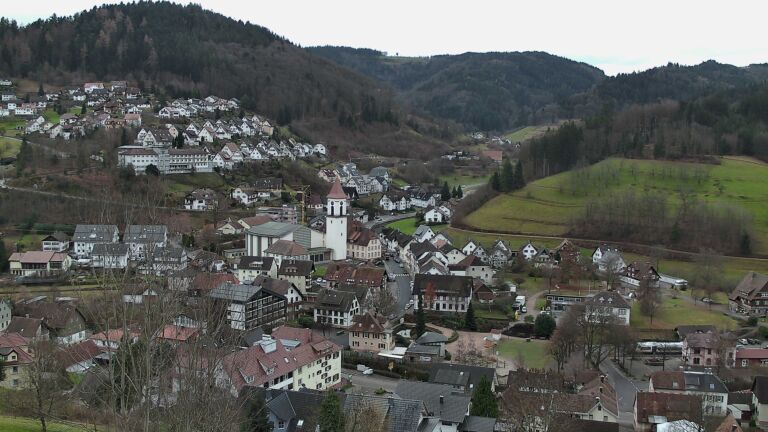 Dieses Bild zeigt eine Webcam-Aufnahme von Ottenhöfen, aufgenommen am Freitag, den 19.12.2025 um 13:00 Uhr