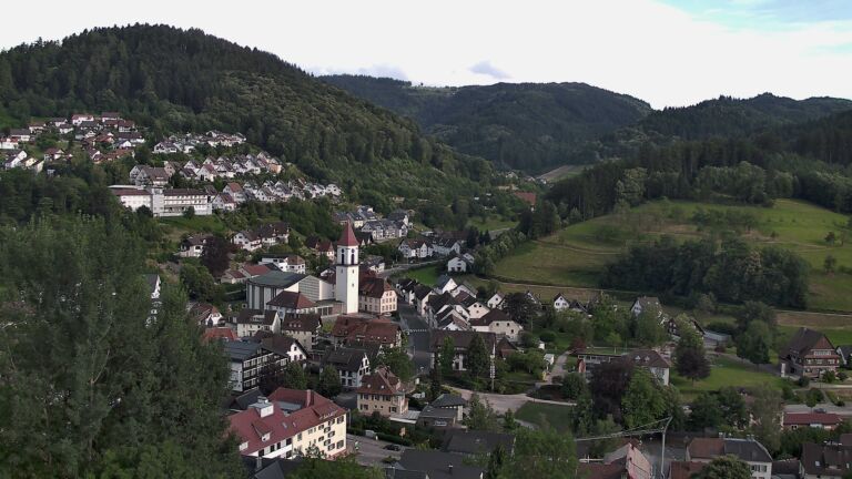 Dieses Bild zeigt eine Webcam-Aufnahme von Ottenhöfen, aufgenommen am Montag, den 29.06.2026 um 19:00 Uhr