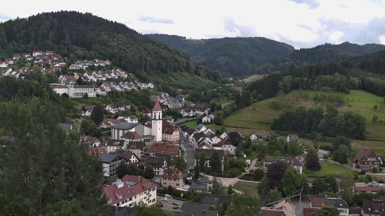 Dieses Bild zeigt eine Webcam-Aufnahme von Ottenhöfen, aufgenommen am Dienstag, den 30.06.2026 um 18:20 Uhr