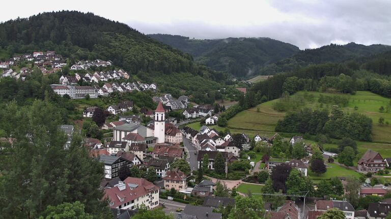 Dieses Bild zeigt eine Webcam-Aufnahme von Ottenhöfen, aufgenommen am Freitag, den 12.06.2026 um 19:10 Uhr