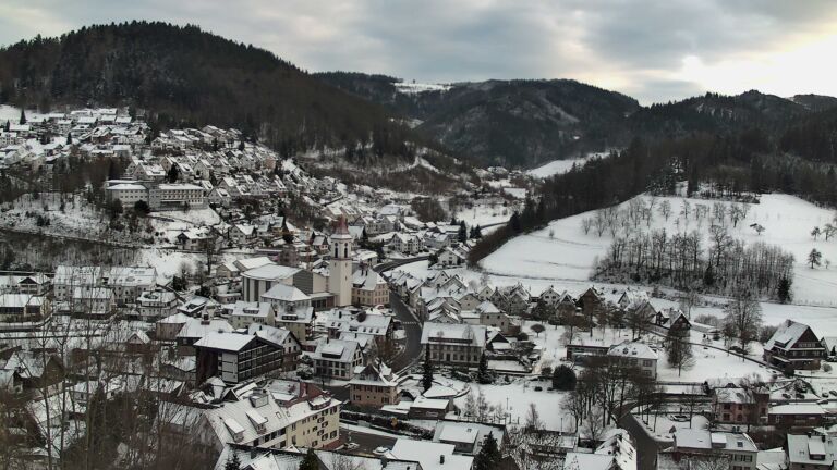 Dieses Bild zeigt eine Webcam-Aufnahme von Ottenhöfen, aufgenommen am Mittwoch, den 07.01.2026 um 15:50 Uhr