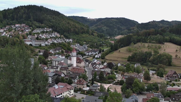 Dieses Bild zeigt eine Webcam-Aufnahme von Ottenhöfen, aufgenommen am Dienstag, den 18.08.2026 um 19:20 Uhr
