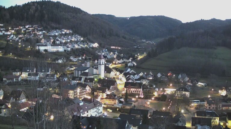 Dieses Bild zeigt eine Webcam-Aufnahme von Ottenhöfen, aufgenommen am Donnerstag, den 18.12.2025 um 17:10 Uhr