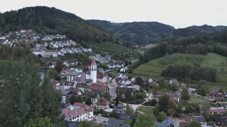 Dieses Bild zeigt eine Webcam-Aufnahme von Ottenhöfen, aufgenommen am Freitag, den 09.10.2026 um 18:50 Uhr